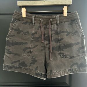 James Perse Camo Mid-Length Shorts - Olive